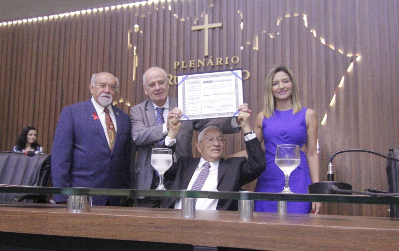 Defensor da ZFM, Raymundo Noronha recebe Título de Cidadão do Amazonas na ALE-AM