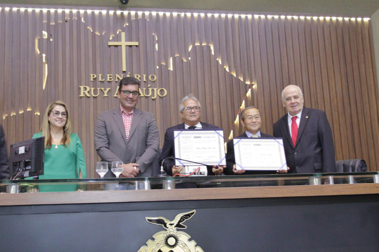 Chefs Hiroya Takano e Milton Rôla recebem Título de Cidadão do AM na ALE