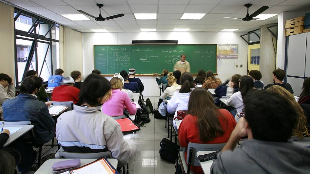 Serafim solicita ao Governo que regularize situação de professores temporários
