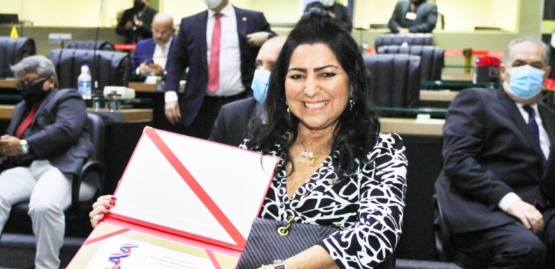 Juíza Lúcia Viana é homenageada com a Medalha da Ordem do Mérito Legislativo