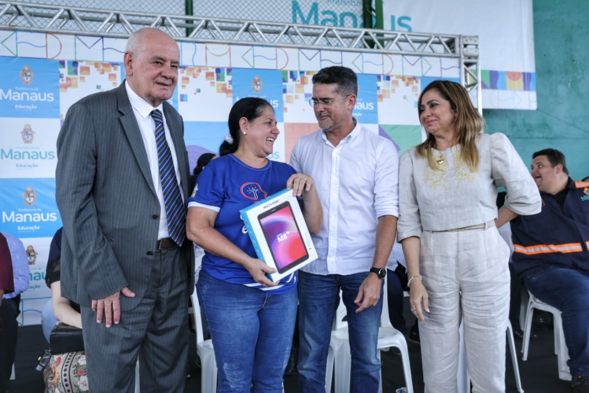 Serafim entrega 547 tablets a professores de escolas municipais contempladas por emendas