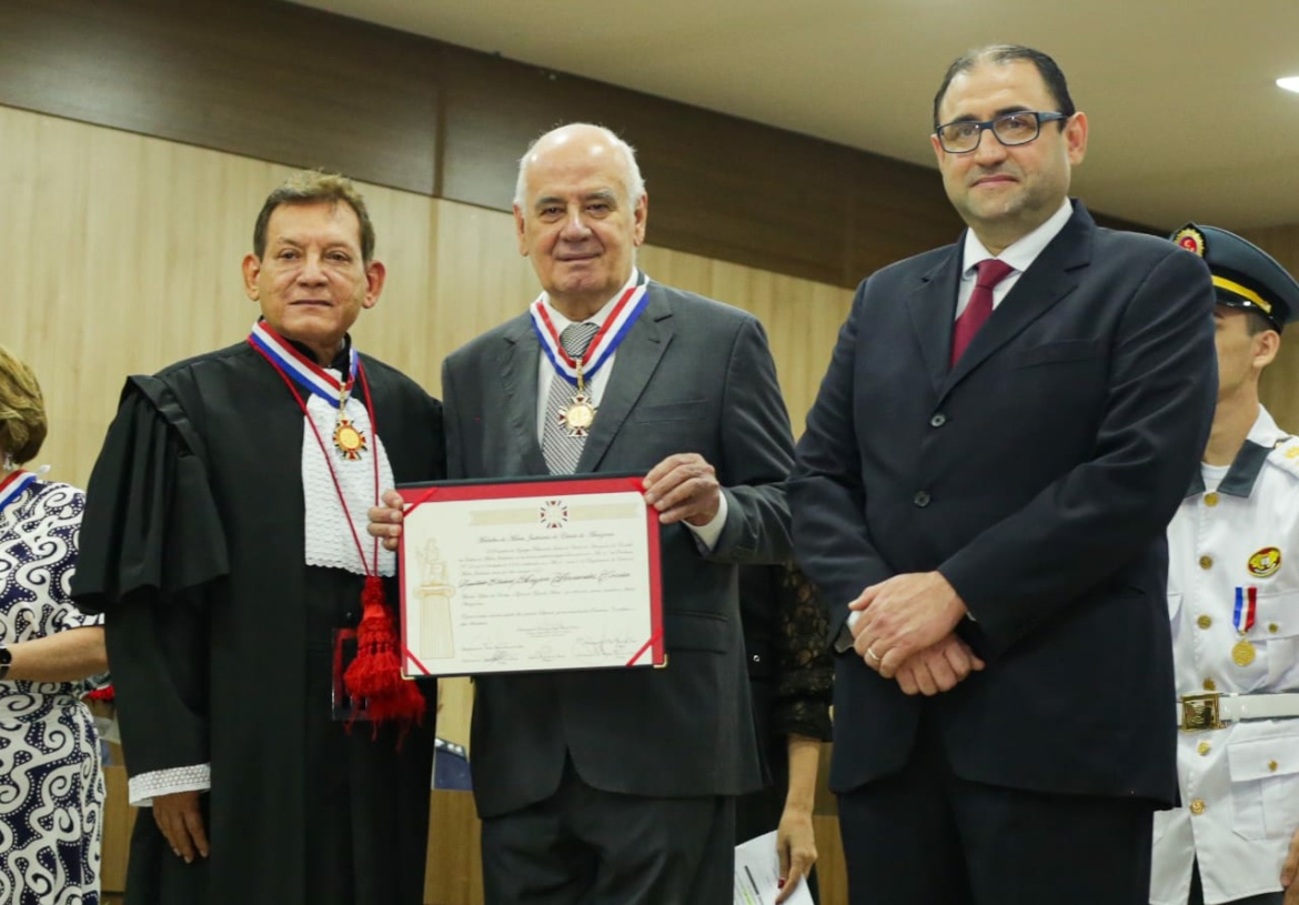 Serafim Corrêa é homenageado com Medalha do Mérito Judiciário pelo TJ-AM