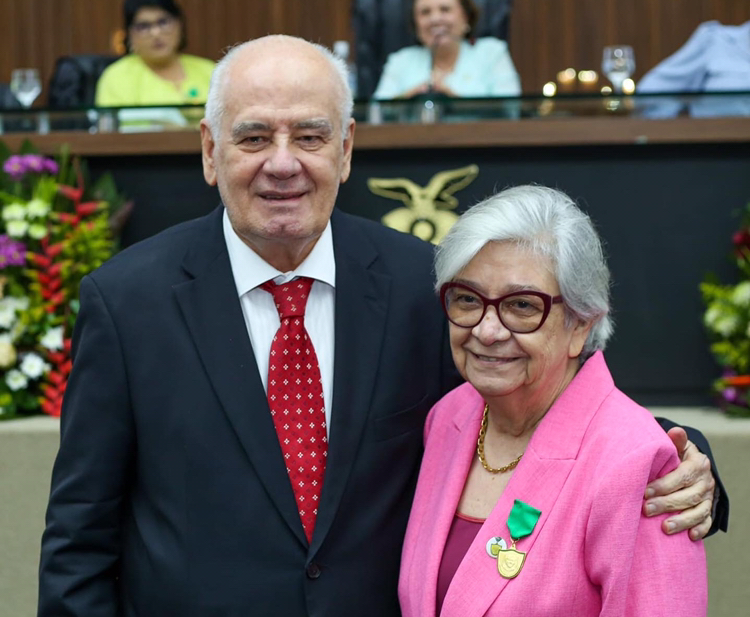 ‘O professor é um personagem indispensável para uma sociedade se desenvolver’, diz Etelvina Garcia ao receber Medalha do Mérito Educacional