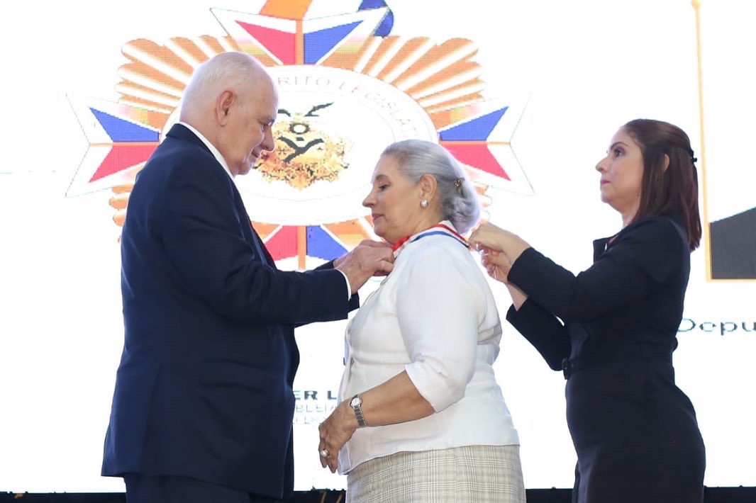 Advogada Paula Valério é homenageada com a Medalha do Mérito Legislativo